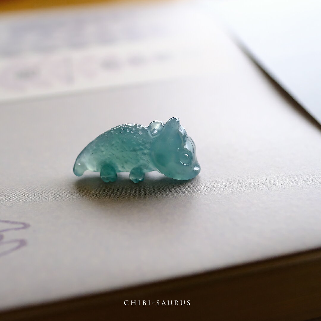 翡翠(ヒスイ) 彫刻ペンダントトップ 『CHIBI-SAURUS』アイシーブルー翡翠 グアテマラ産 一点物 天然ひすい 高品質 無着色 ナチュラル 硬玉 ジェダイト 国石 お守り ギフト プレゼント 5月誕生石 誕生日 記念日 ネックレス【送料無料】