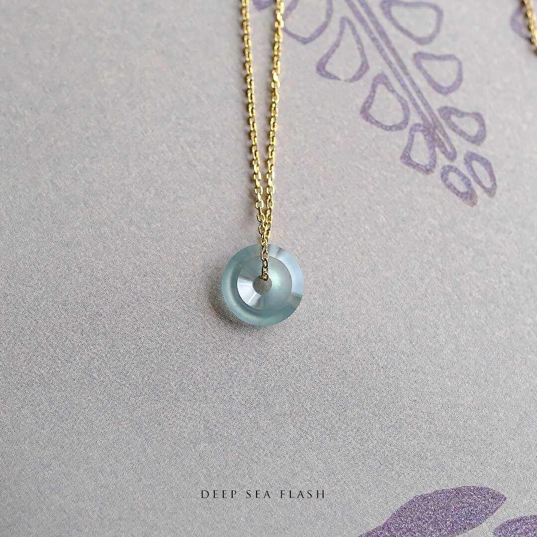 翡翠 (ヒスイ)玉璧 ペンダントトップ 『DEEP SEA FLASH』 アイシーブルー翡翠 フープ ドーナツ 一点物 グアテマラ産天然ひすい 硬玉 ジェダイト 高品質 無着色 天然石 5月誕生石 誕生日 記念日 希少 国石 ギフト ネックレス ジュエリー【送料無料】