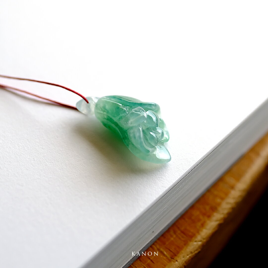 翡翠 (ひすい) 彫刻 ペンダントトップ『KANON』アイシーグリーン翡翠 花 一点物 無着色 高品質 ジェダイト ミャンマー産 天然石 硬玉 ナチュラル お守り パワーストーン 国石 5月誕生石 ギフト プレゼント 【送料無料】(4)