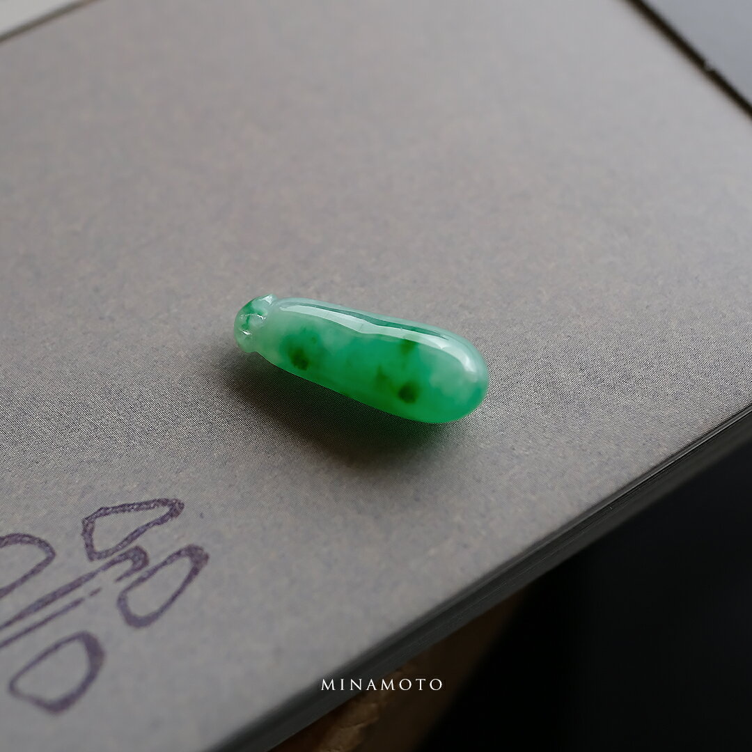 Rakuten - 翡翠 (ひすい) 彫刻 ペンダントトップ『MINAMOTO』アイシーグリーン翡翠 果実 一点物 無着色 高品質 ジェダイト ミャンマー産 天然石 硬玉 ナチュラル お守り パワーストーン 国石 5月誕生石 ギフト プレゼント 【送料無料】