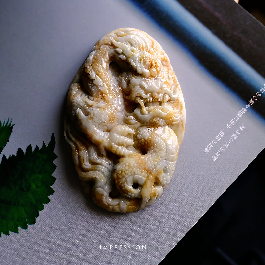 Rakuten - 翡翠 (ヒスイ) 彫刻 ペンダントトップ 『IMPRESSION』 イエローオレンジ＆ホワイト翡翠 龍 ミャンマー産天然ひすい 希少 一点物 高品質 無着色 ナチュラル 硬玉 ジェダイト 国石 縁起物 プレゼント 5月誕生石【送料無料】【鑑別書作成無料】