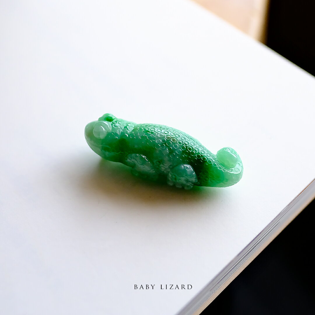 翡翠 (ひすい) 彫刻 ペンダントトップ『BABY LIZARD』グリーン翡翠 トカゲ 一点物 無着色 高品質 ジェダイト ミャンマー産 天然石 硬玉 ナチュラル お守り パワーストーン 国石 5月誕生石 ギフト プレゼント 【送料無料】