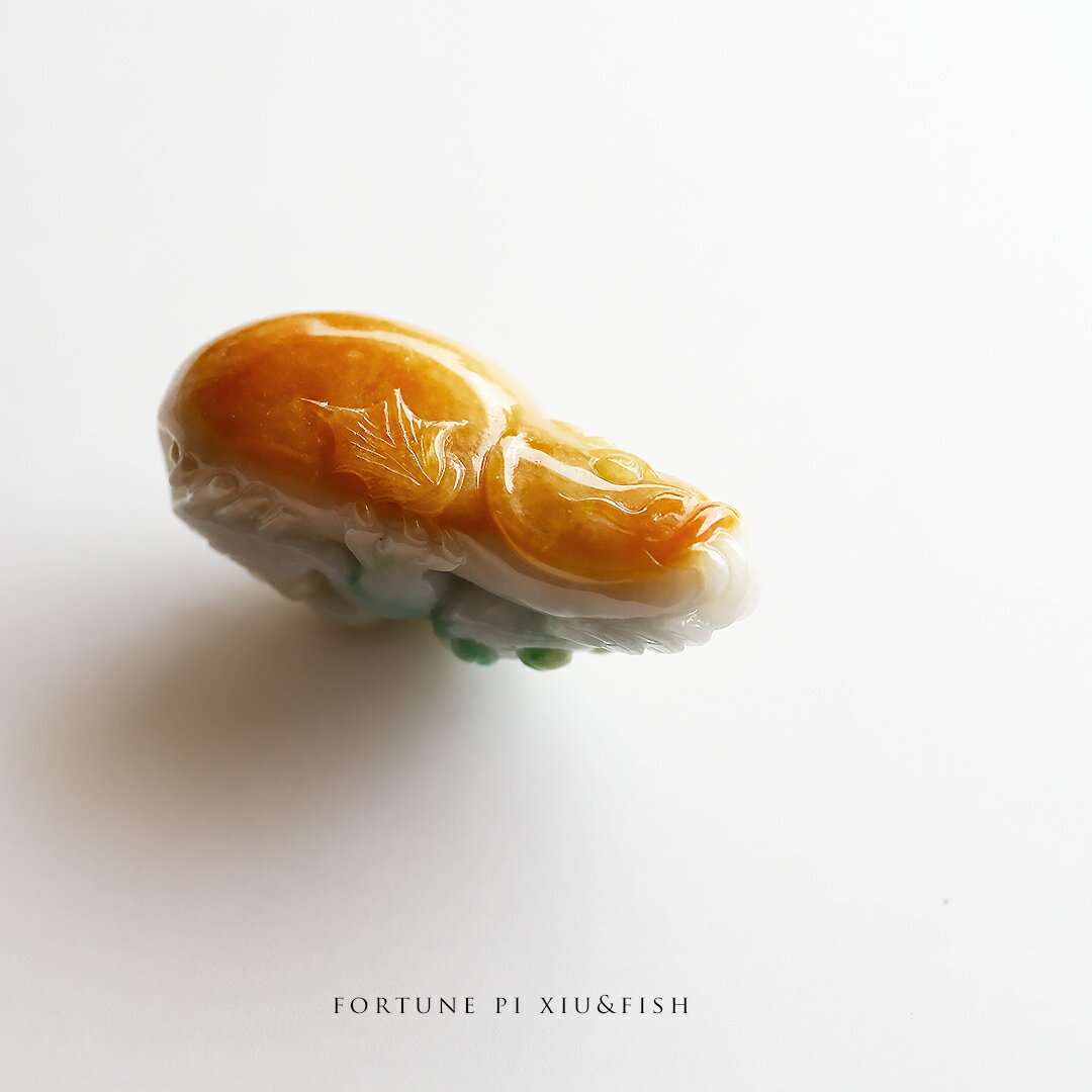 Rakuten - 翡翠 (ヒスイ) 彫刻 ペンダントトップ『FORTUNE PI XIU & FISH』ホワイト＆イエローオレンジ翡翠 果実 ミャンマー産天然ひすい 一点物 国石 高品質 無着色 ナチュラル 硬玉 ジェダイト プレゼント お守り パワーストーン 5月誕生石【鑑別書作成無料】【送料無料】