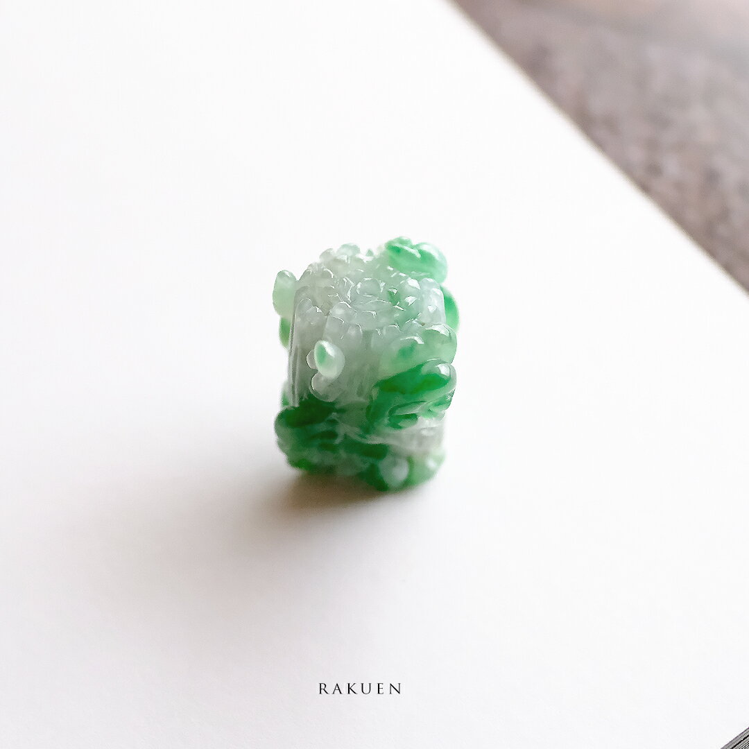 Rakuten - 翡翠 (ヒスイ) 彫刻 ペンダントトップ『RAKUEN』グリーン翡翠 如意 葉 ミャンマー産天然ひすい 一点物 国石 高品質 無着色 ナチュラル 硬玉 ジェダイト プレゼント お守り パワーストーン 5月誕生石【鑑別書作成無料】【送料無料】