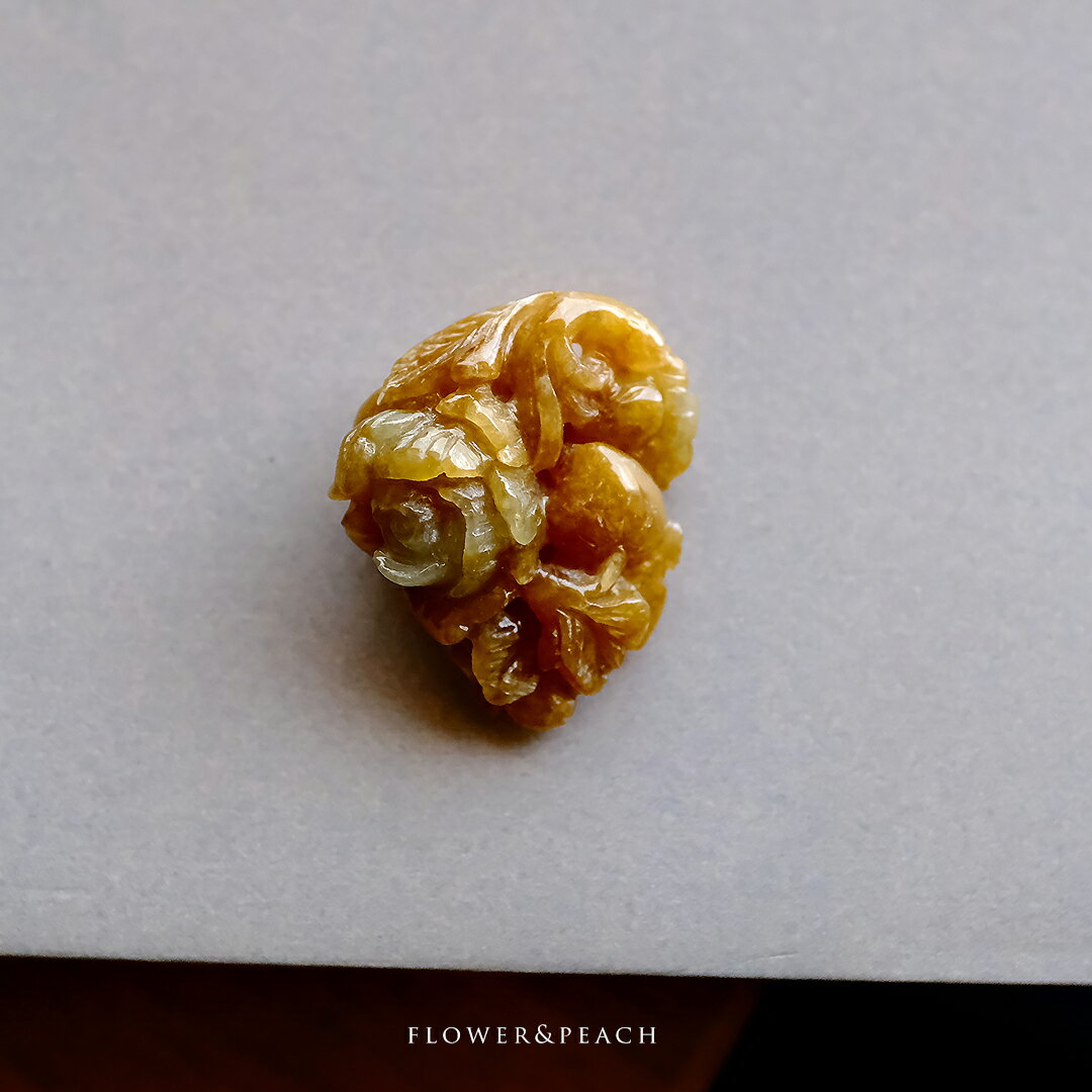 翡翠 (ひすい) 彫刻 ペンダントトップ『FLOWER & PEACH』イエローオレンジ翡翠 花 桃 一点物 無着色 高..