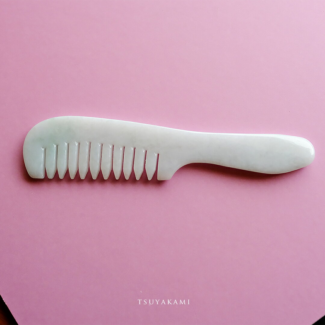 翡翠 (ひすい) 彫刻 置物『TSUYAKAMI』ホワイト翡翠 櫛 一点物 無着色 高品質 ジェダイト ミャンマー産 天然石 硬玉 ナチュラル お守り パワーストーン 国石 5月誕生石 ギフト プレゼント 【送料無料】