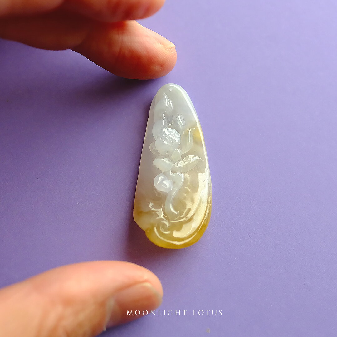 翡翠彫刻ペンダントトップ『MOON...