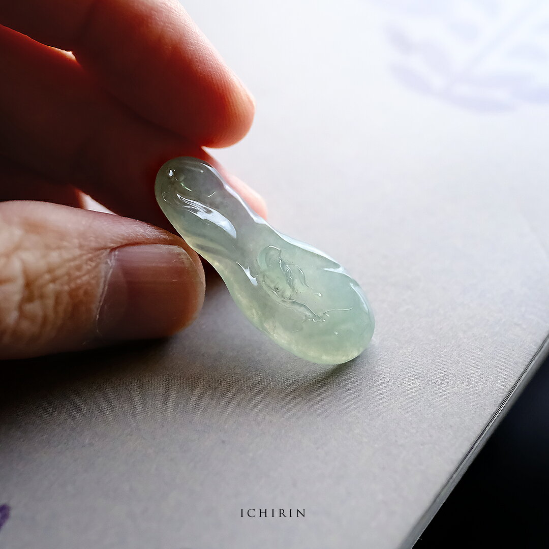 Rakuten - 翡翠 (ひすい) 彫刻 ペンダントトップ『ICHIRIN』アイシーグリーン翡翠 花 一点物 無着色 高品質 ジェダイト ミャンマー産 天然石 硬玉 ナチュラル お守り パワーストーン 国石 5月誕生石 ギフト プレゼント 【送料無料】