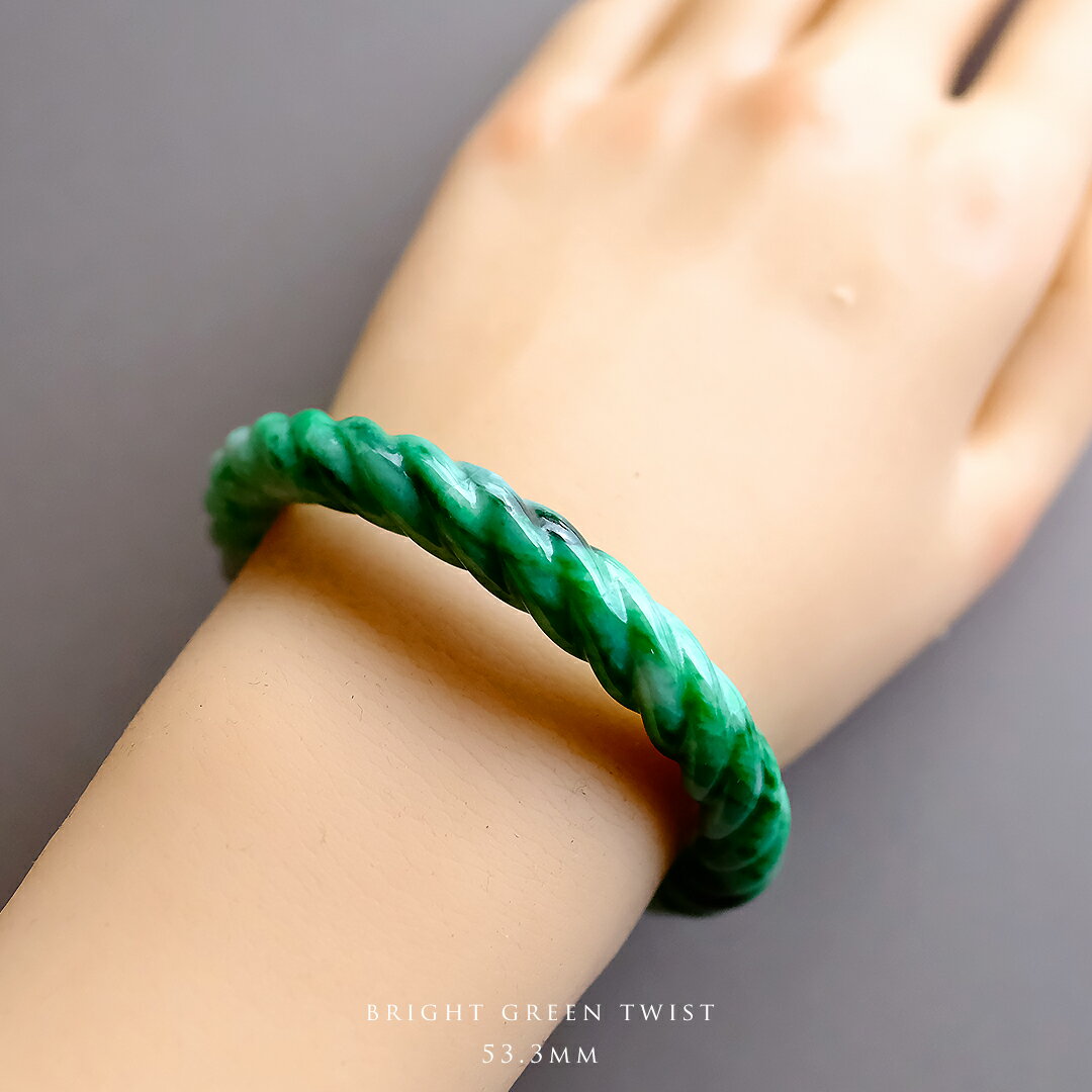 ■ 翡翠選びのポイント 翡翠はよく似た紛らわしい石のほかにも、偽物が大変多く出回っています。 従って、硬玉の中でも、その翡翠が本物か偽物かを見極めることが重要と なってきます。 質の良くない翡翠に染色や樹脂含浸を施し、高価に見せかけたものは...