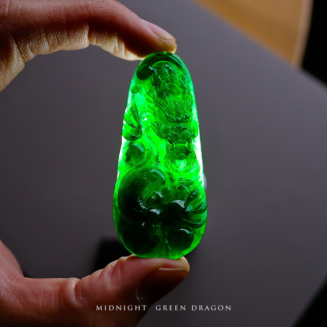 Rakuten - 翡翠 (ヒスイ) 彫刻 ペンダントトップ『MIDNIGHT GREEN DRAGON』グリーン翡翠 龍 ミャンマー産天然ひすい 一点物 国石 高品質 無着色 ナチュラル 硬玉 ジェダイト プレゼント お守り パワーストーン 5月誕生石【鑑別書作成無料】【送料無料】