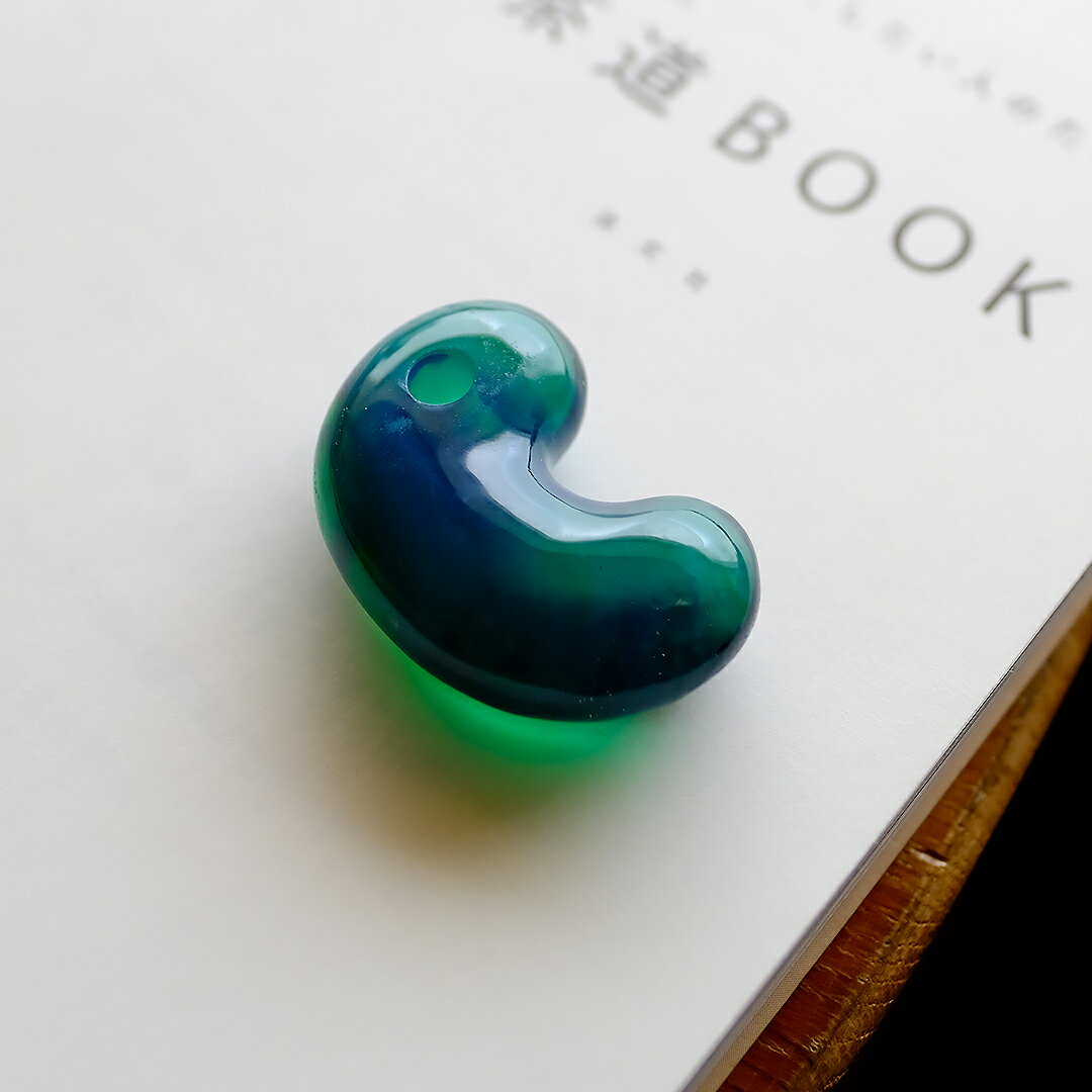 【さざれし工房】 オパールガラス製（プラズモンオパール霧島） 勾玉『花は霧島 BSC PEACE』(35.5mm) 日本製 手作り 一点物 お守り まがたま ギフト プレゼント 贈答品 縁起物 【送料無料】