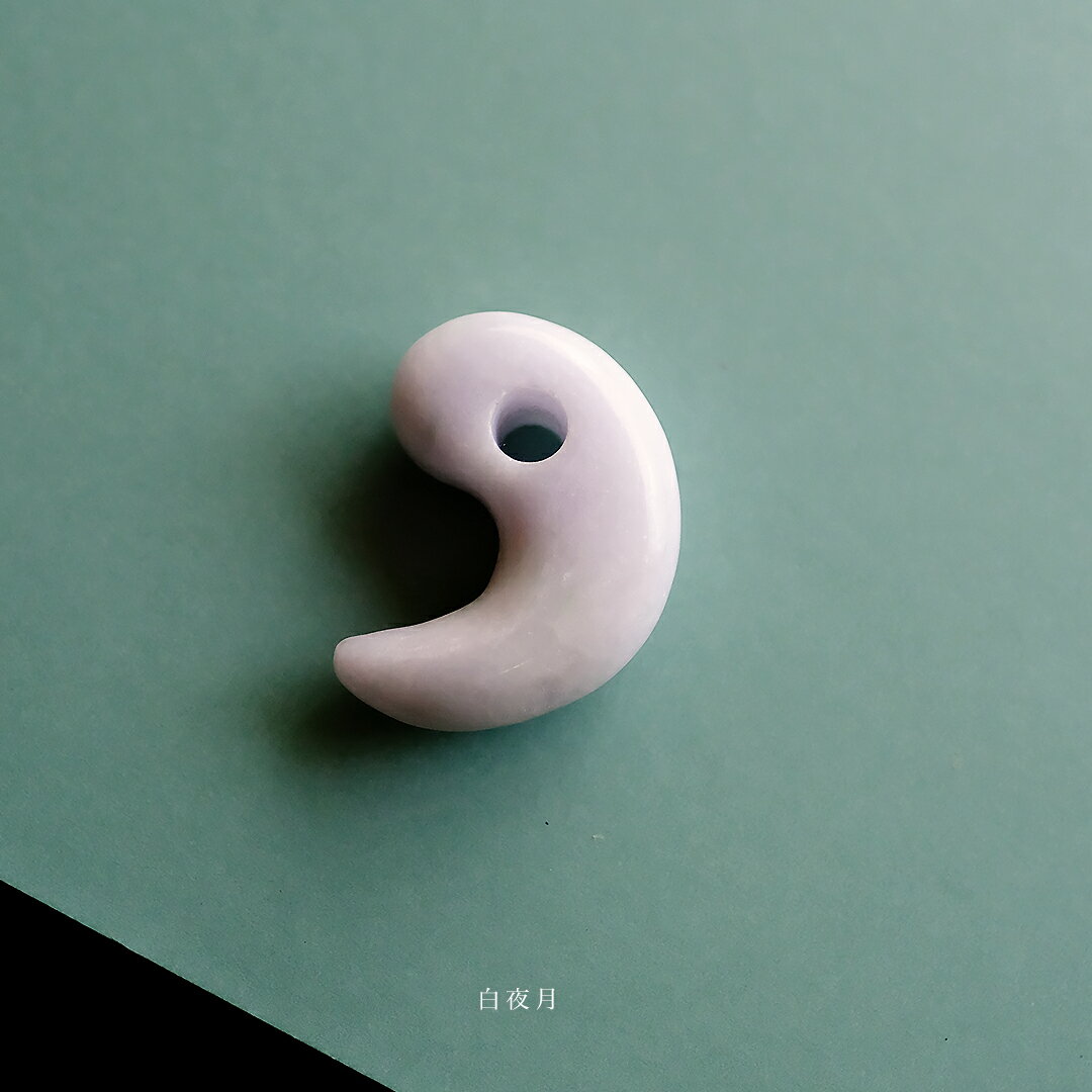 Rakuten - 【さざれし工房】 翡翠 (ヒスイ) 勾玉『白夜月』 (32.4mm/ホワイトラベンダー翡翠) 日本製 手作り 希少 ミャンマー産天然ひすい 一点物 無着色 ジェダイト 硬玉 5月誕生石 国石 パワーストーン お守り まがたま ギフト プレゼント 縁起物 【送料無料】