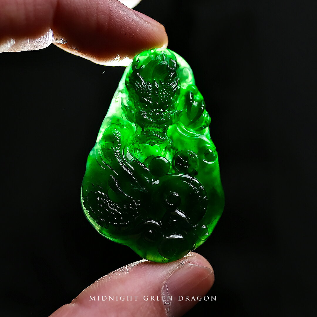 Rakuten - 翡翠 (ヒスイ) 彫刻 ペンダントトップ『MIDNIGHT GREEN DRAGON』グリーン翡翠 龍 ミャンマー産天然ひすい 一点物 国石 高品質 無着色 ナチュラル 硬玉 ジェダイト プレゼント お守り パワーストーン 5月誕生石【鑑別書作成無料】【送料無料】