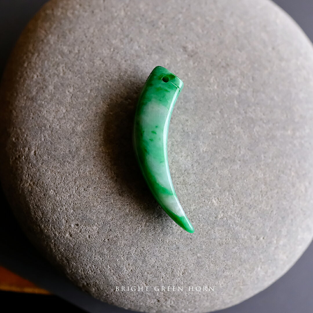Necklaces, Pendants - 翡翠 (ヒスイ) 彫刻 ペンダントトップ『BRIGHT GREEN HORN』ホワイト＆グリーン翡翠 ミャンマー産天然ひすい 一点物 国石 高品質 無着色 ナチュラル 硬玉 ジェダイト プレゼント お守り パワーストーン 5月誕生石【送料無料】