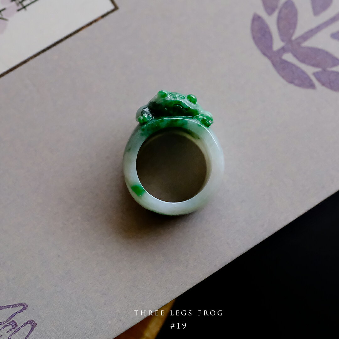 翡翠 (ヒスイ) 彫刻 くりぬきリング 『THREE LEGS FROG』 (19号/グリーン&ホワイト翡翠) 彫刻指輪 三本足蛙 一点物 希少 高品質 無着色 ミャンマー産天然ひすい ナチュラルジェダイト 硬玉 5月誕生石 国石 お守り ギフト 誕生日 記念日【送料無料】