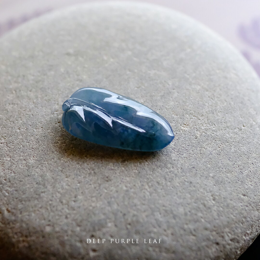Rakuten - 翡翠 (ヒスイ) 彫刻 ペンダントトップ『DEEP PURPLE LEAF』ブルーラベンダー翡翠 葉 ミャンマー産天然ひすい 一点物 国石 高品質 無着色 ナチュラル 硬玉 ジェダイト プレゼント お守り パワーストーン 5月誕生石【鑑別書作成無料】【送料無料】
