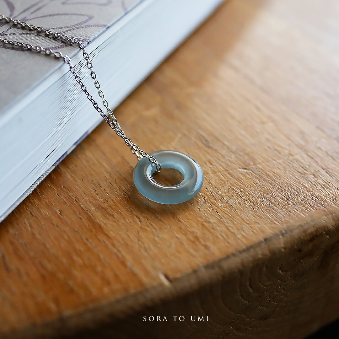 翡翠 (ヒスイ)玉璧 ペンダントトップ 『SORA TO UMI』 アイシーブルー翡翠 フープ ドーナツ 一点物 グアテマラ産天然ひすい 硬玉 ジェダイト 高品質 無着色 天然石 5月誕生石 誕生日 記念日 希少 国石 ギフト ネックレス ジュエリー【送料無料】