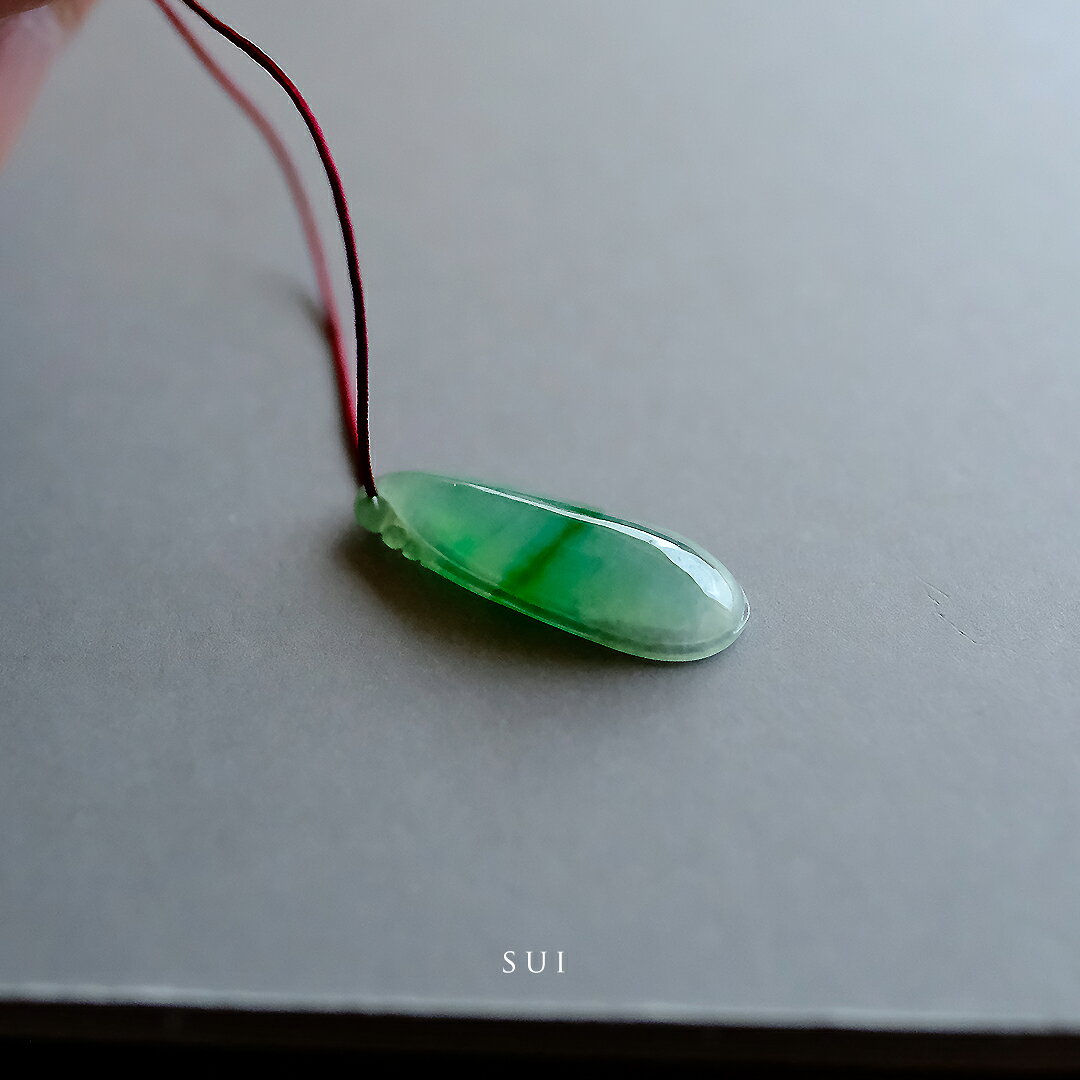 Rakuten - 翡翠 (ひすい) 彫刻 ペンダントトップ『SUI』グリーン翡翠 一点物 無着色 高品質 ジェダイト ミャンマー産 天然石 硬玉 ナチュラル お守り パワーストーン 国石 5月誕生石 ギフト プレゼント 【送料無料】