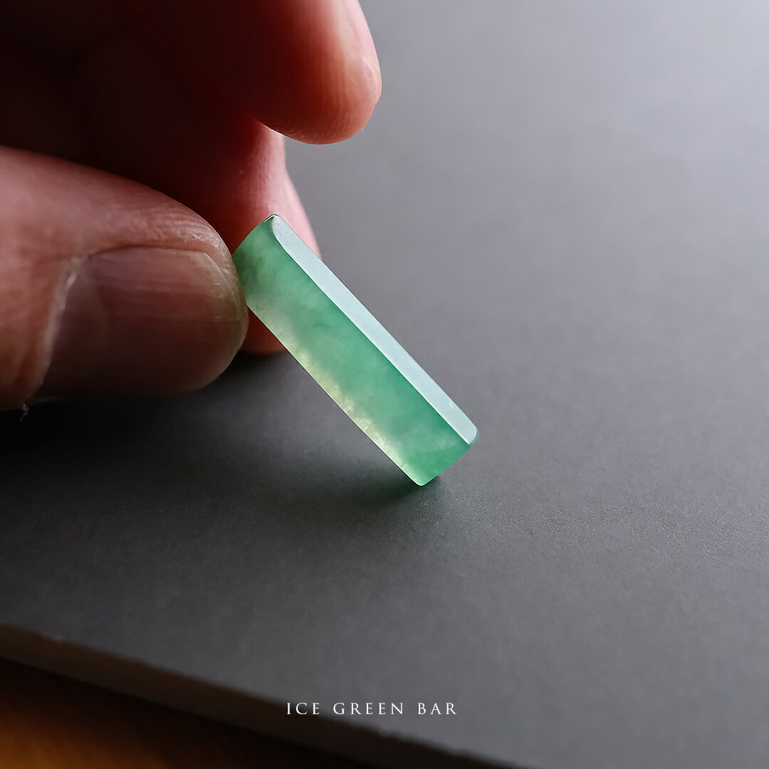 Rakuten - 翡翠 (ヒスイ) 彫刻 置物 パーツ 『ICE GREEN BAR』アイシーグリーン翡翠 ミャンマー産天然ひすい 希少 一点物 高品質 無着色 ナチュラル 硬玉 ジェダイト 国石 縁起物 プレゼント 5月誕生石【送料無料】