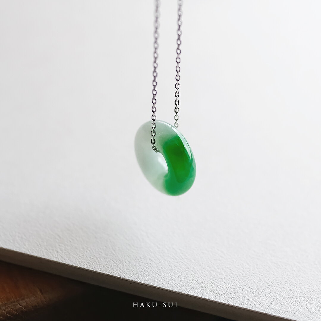 翡翠(ヒスイ) 玉璧 ペンダントトップ 『HAKU-SUI』ホワイト＆グリーン翡翠 ミャンマー産 一点物 天然ひすい 高品質 無着色 ナチュラル 硬玉 ジェダイト 国石 お守り ギフト プレゼント 5月誕生石 誕生日 記念日 ネックレス【送料無料】【鑑別書作成無料】