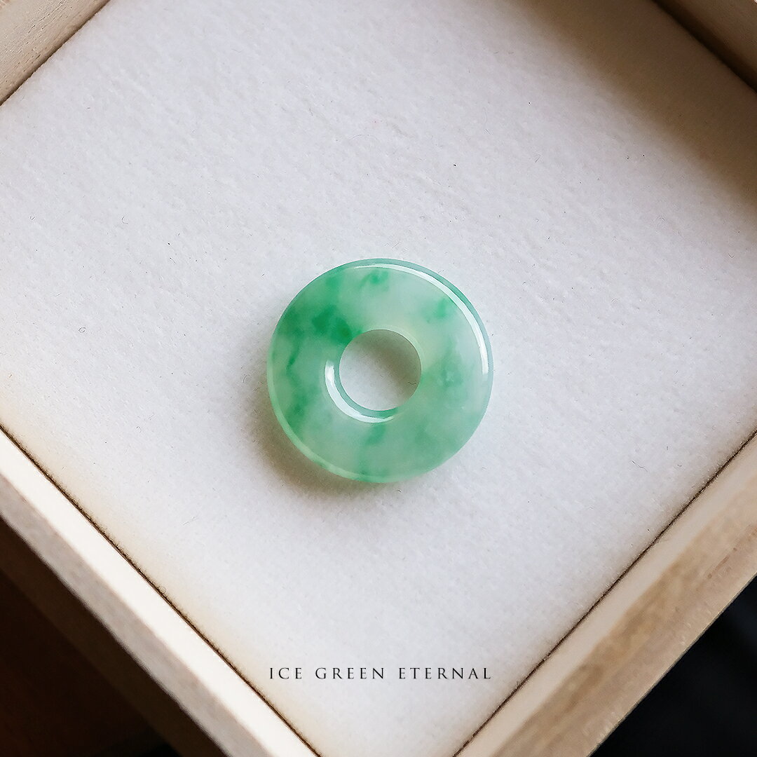 翡翠(ヒスイ) 玉璧 ペンダントトップ 『ICE GREEN ETERNAL』アイスグリーン翡翠 ミャンマー産 一点物 天然ひすい 高品質 無着色 ナチュラル 硬玉 ジェダイト 国石 お守り ギフト プレゼント 5月誕生石 誕生日 記念日 ネックレス【送料無料】【鑑別書作成無料】