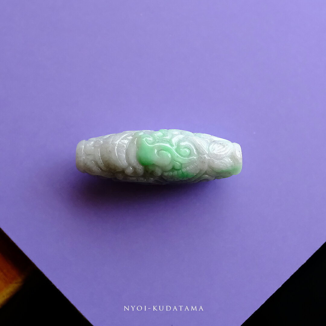 翡翠 (ヒスイ) 管玉 彫刻 ペンダントトップ 『NYOI-KUDATAMA』ホワイト＆グリーン翡翠 如意 一点物 ミャンマー産天然ひすい ジェダイト 高品質 無着色 天然石 5月誕生石 希少 国石 ギフト プレゼント お守り 縁起物 ネックレス ジュエリー 【送料無料】