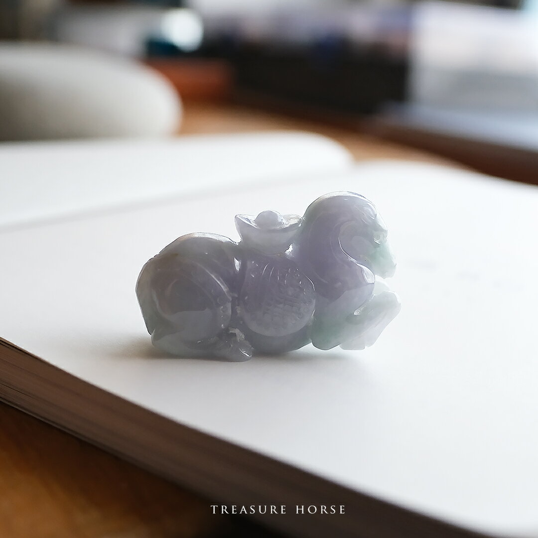 翡翠 (ひすい) 彫刻 置物『TREASURE HORSE』ラベンダー＆グリーン翡翠 馬 一点物 無着色 高品質 ジェダイト ミャンマー産 天然石 硬玉 ナチュラル お守り パワーストーン 国石 5月誕生石 ギフト プレゼント 【送料無料】