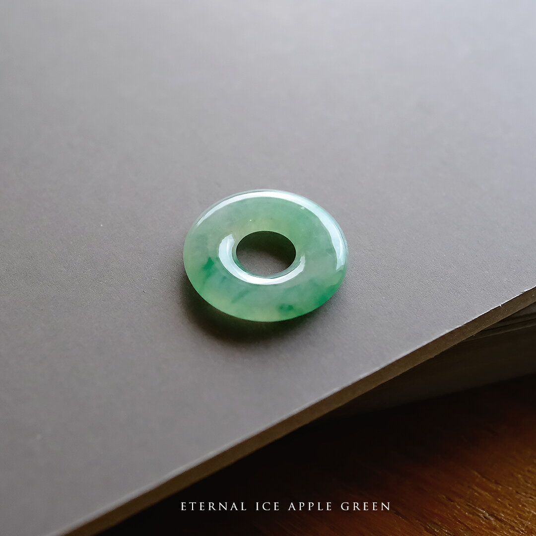 翡翠(ヒスイ) 玉璧 ペンダントトップ 『ETERNAL ICE APPLE GREEN』アップルグリーン翡翠 ミャンマー産 一点物 天然ひすい 高品質 無着色 ナチュラル 硬玉 ジェダイト 国石 お守り ギフト プレゼント 5月誕生石 誕生日 記念日 ネックレス【送料無料】【鑑別書作成無料】