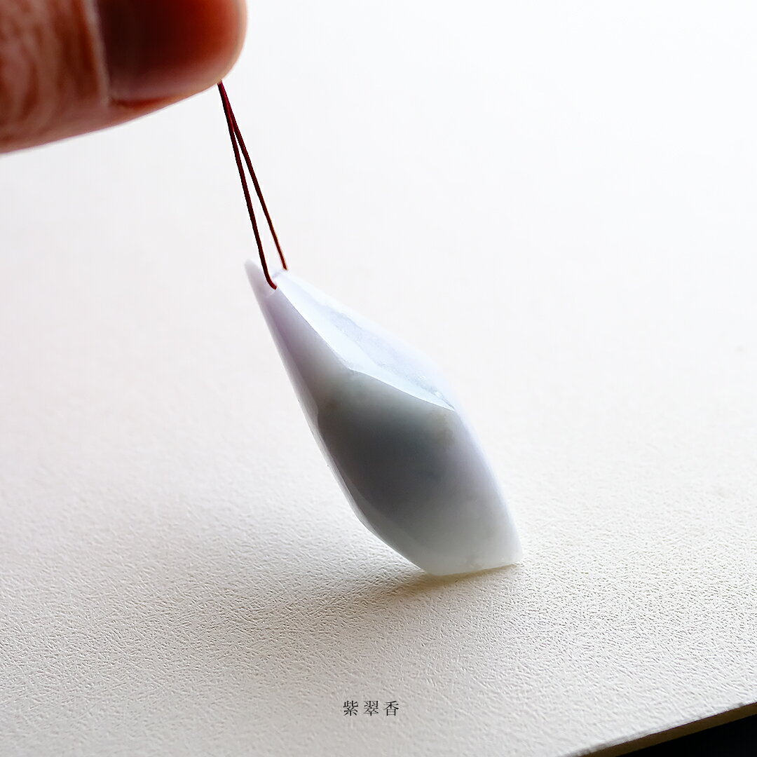 【さざれし工房】 翡翠 (ヒスイ) 勾玉『紫翠香』(50.1mm/ホワイトラベンダー＆ライトグリーン翡翠) 日本製 手作り 希少 糸魚川産天然ひすい 一点物 無着色 ジェダイト 硬玉 5月誕生石 国石 パワーストーン お守り まがたま ギフト プレゼント 縁起物 【送料無料】
