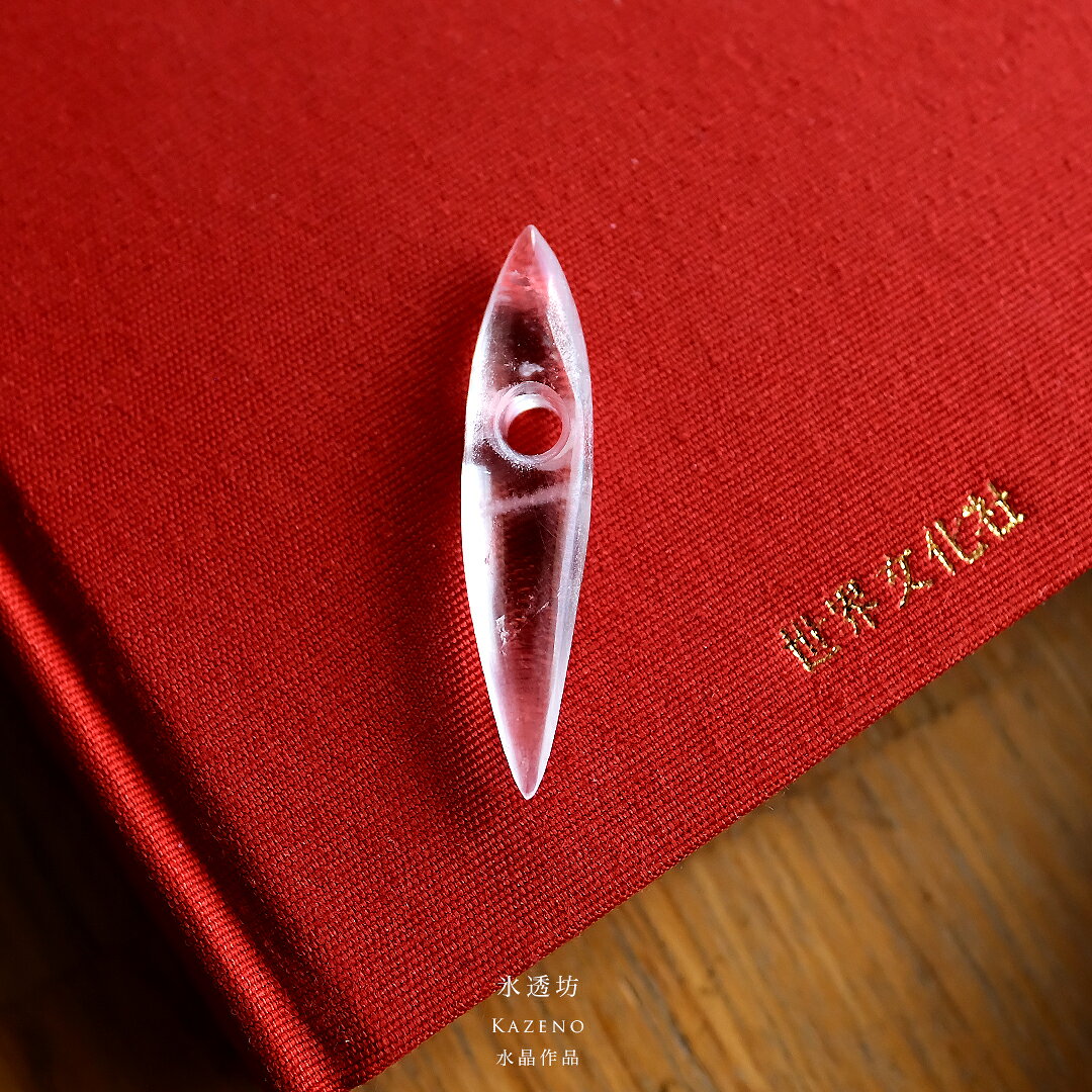 【 さざれし工房 〜史希子〜 】について 丸みのある愛らしいカタチ、ぬくもりのある作風が人気で、 当店にも多くのファンの方がいらっしゃいます。 一つ一つ丁寧に手作りされた作品たちは、作者の人柄を表すかのように あたたかく、優しく、愛にあふれています。 お問合せ、オーダーのご相談はお気軽にお知らせください。 【お問合せ先】 ■ TEL : 045-263-8351（平日・土曜 10:30 - 18:30） ■ mail : info@jadeite.co.jp ■ wechat : ID: joytecjapan ■ LINE : ID: @739ryvoi 　下記QRをスキャンしてください。 　スタッフと直接やり取りができる他、商品画像だけでなく 　動画をお送することもできます。 　 営業時間：AM10:30〜PM18:30 定休日　：日曜日、祝日 所在地　：神奈川県横浜市西区みなとみらい3-3-1 　　　　　KDX横浜みなとみらいタワー 1階 　　　　　株式会社 ジョイテック ＊イベント期間中は臨時にお休みさせていただくこともございます。 　詳しくは下記営業カレンダーをご確認ください。風が通り抜けたあとに残る、澄んだ静けさ。 「水透坊（KAZENO）」は、水晶の透明感を最大限に活かした、細身で美しいフォルムの作品です。 光を受けると、内側に眠る影や気泡のような景色がふっと浮かび、まるで“氷の小舟”を眺めているよう。 身につける人の感覚を研ぎ澄まし、余分なものをそっと手放す時間をくれる—— 凛とした浄化のお守りです。 サイズ：約43.7*9.8*6.5mm 孔：4.4mm 重さ：3.3g 水晶 日本製(made in Japan)