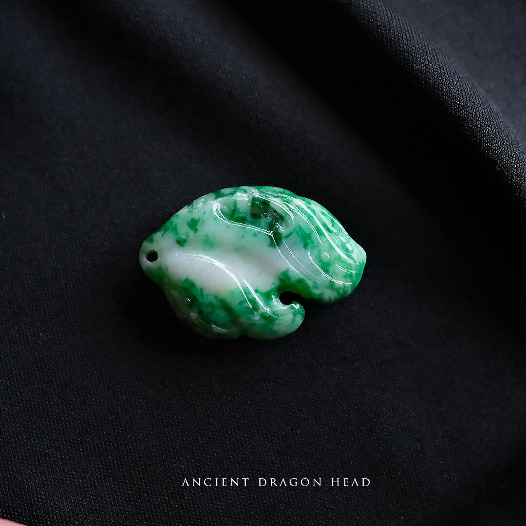 Rakuten - 翡翠 (ひすい) 彫刻 ペンダントトップ『ANCIENT DRAGON HEAD』ホワイト＆グリーン翡翠 古代龍 一点物 無着色 高品質 ジェダイト ミャンマー産 天然石 硬玉 ナチュラル お守り パワーストーン 国石 5月誕生石 ギフト プレゼント 【送料無料】