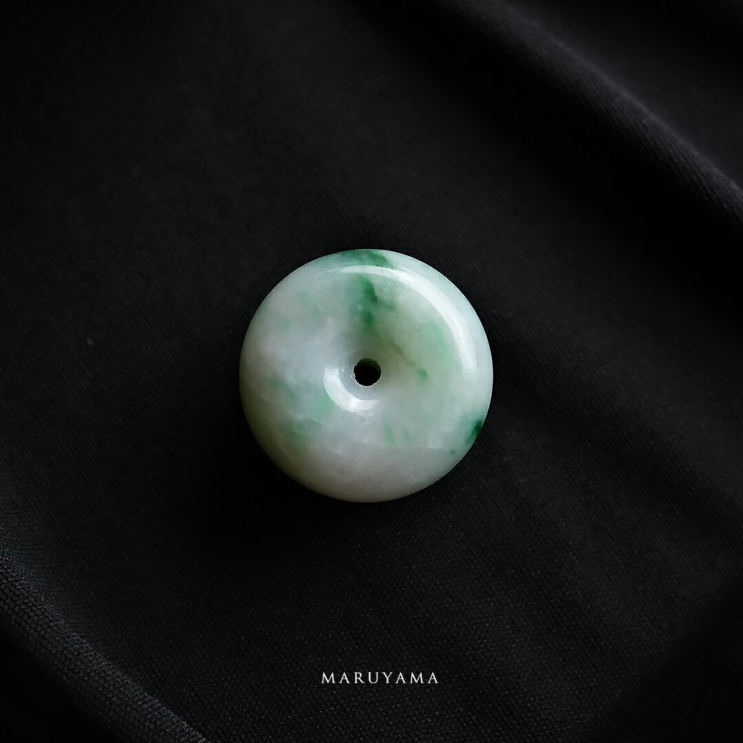 翡翠 (ヒスイ) 玉璧 ペンダントトップ 『MARUYAMA』ホワイト＆グリーン翡翠 フープ 一点物 ミャンマー産天然ひすい ジェダイト 高品質 無着色 天然石 5月誕生石 希少 国石 ギフト プレゼント お守り 縁起物 パワーストーン 【送料無料】