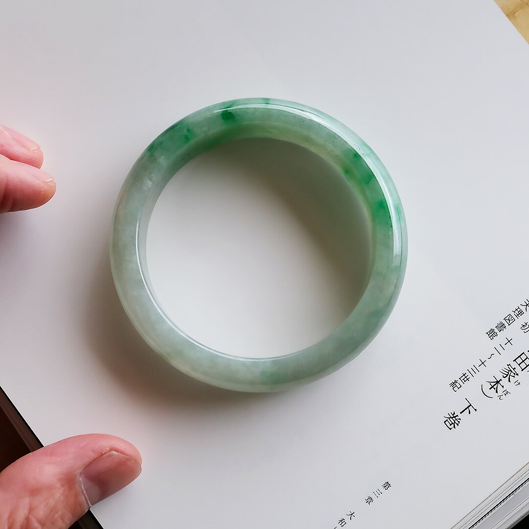 翡翠専門店ジョイテックの翡翠 (ひすい) バングル『BASHOU』 (円形/内径56.0mm) グリーン翡翠 一点物 高品質 無着色 ミャンマー産天然ヒスイ ジェダイト ナチュラル 天然石 パワーストーン お守り 縁起物 5月誕生石 国石 誕生日【鑑別書作成無料】【送料無料】｜アングル2