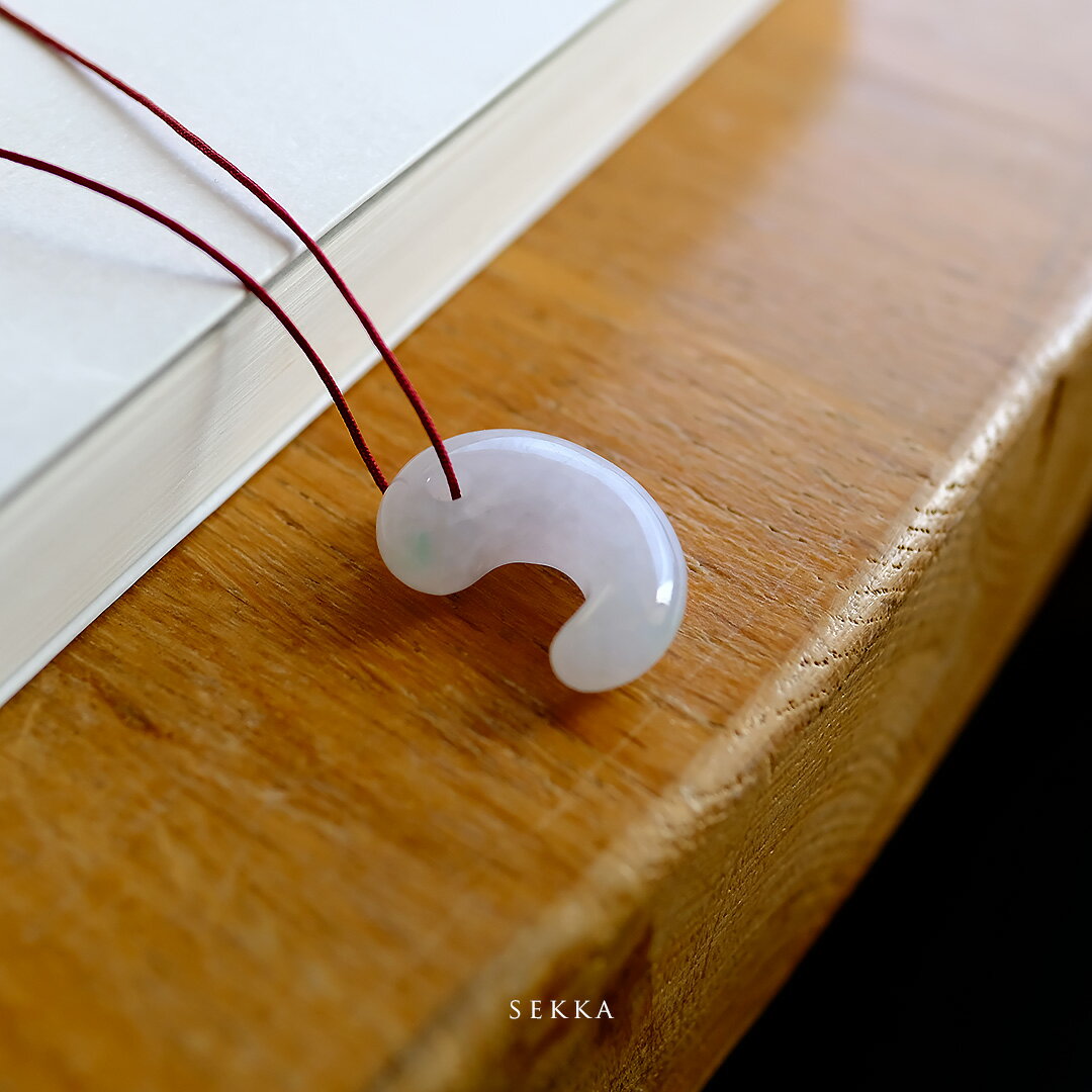 Rakuten - 翡翠 (ヒスイ) 勾玉 ペンダントトップ 根付け『SEKKA』アイシーホワイト翡翠 ミャンマー産天然ひすい 一点物 国石 高品質 無着色 ナチュラル 硬玉 ジェダイト プレゼント お守り パワーストーン 5月誕生石【鑑別書作成無料】【送料無料】