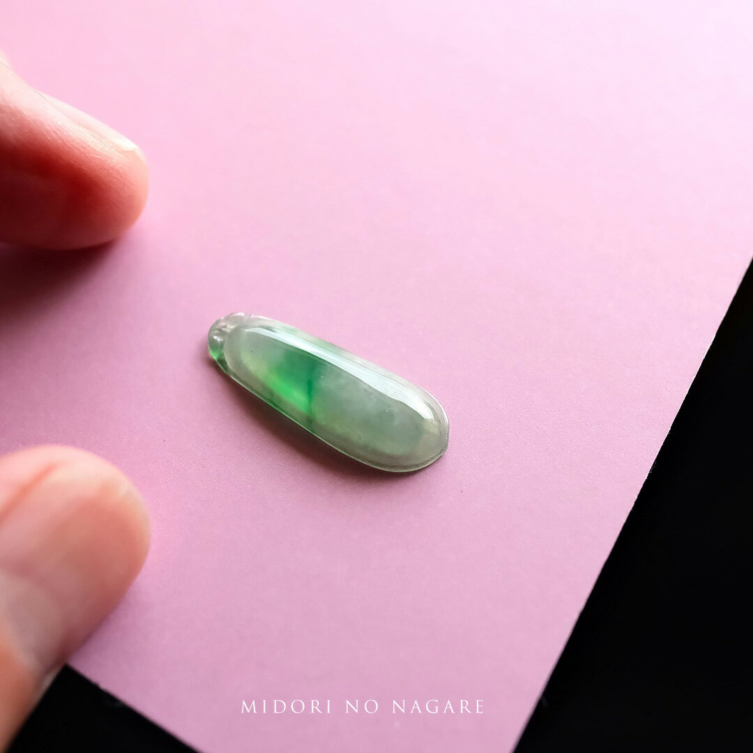 翡翠 (ひすい) 彫刻 ペンダントトップ『MIDORI NO NAGARE』グリーン翡翠 果実 一点物 無着色 高品質 ジェダイト ミャンマー産 天然石 硬玉 ナチュラル お守り パワーストーン 国石 5月誕生石 ギフト プレゼント 【送料無料】