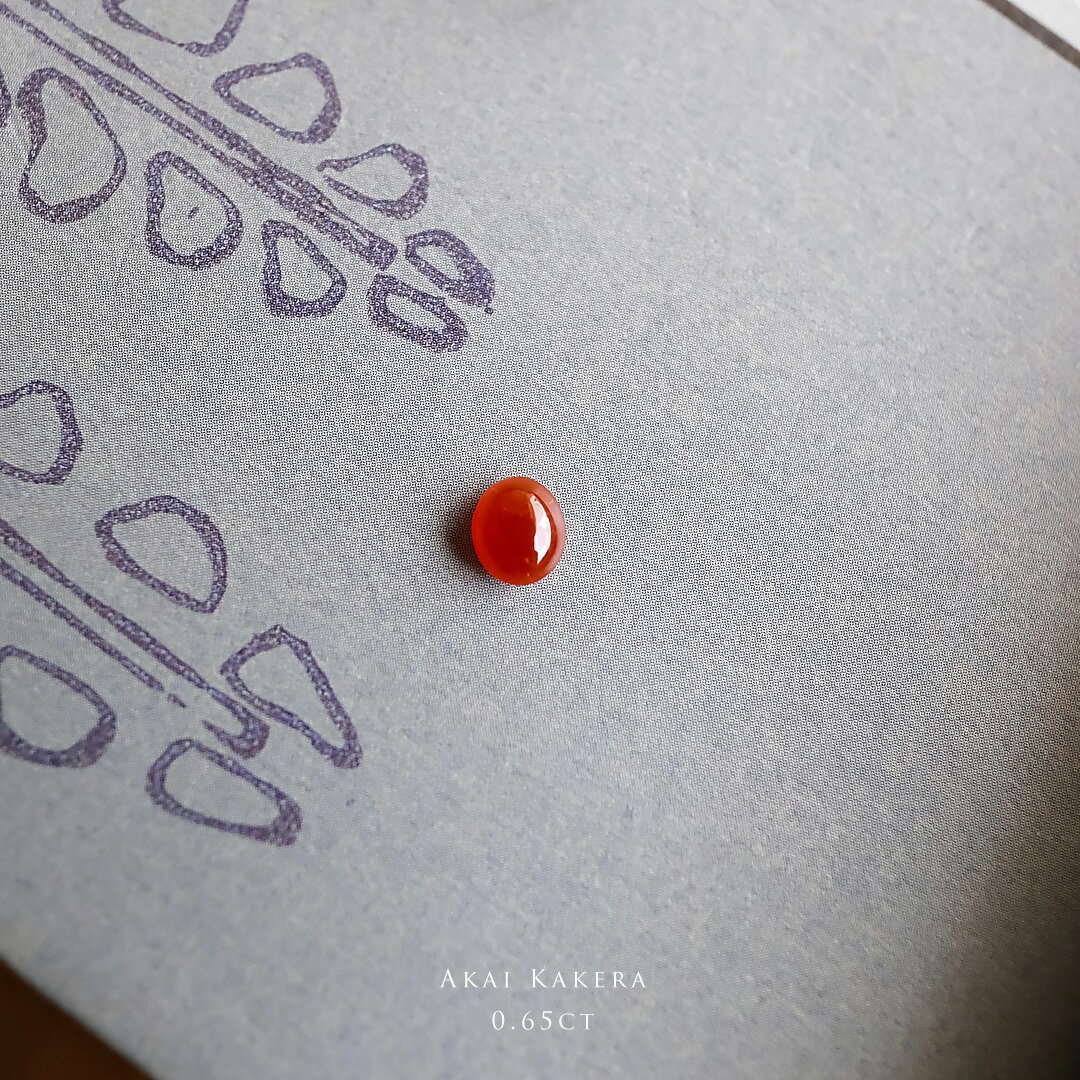 翡翠(ヒスイ) ルース オーバルカボション『Akai Kakera』 レッド翡翠 0.65ct ミャンマー産天然ひすい 【商品番号99216】