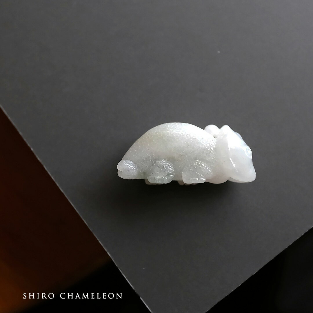 Rakuten - 翡翠(ヒスイ) 彫刻 ペンダントトップ『SHIRO CHAMELEON』ホワイト翡翠 ミャンマー産天然ひすい カメレオン【商品番号99249】