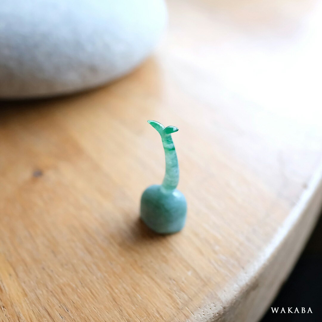 翡翠(ヒスイ) 彫刻 置物 『WAKABA』グリーン翡翠 ミャンマー産天然ひすい 植物 【商品番号99303】