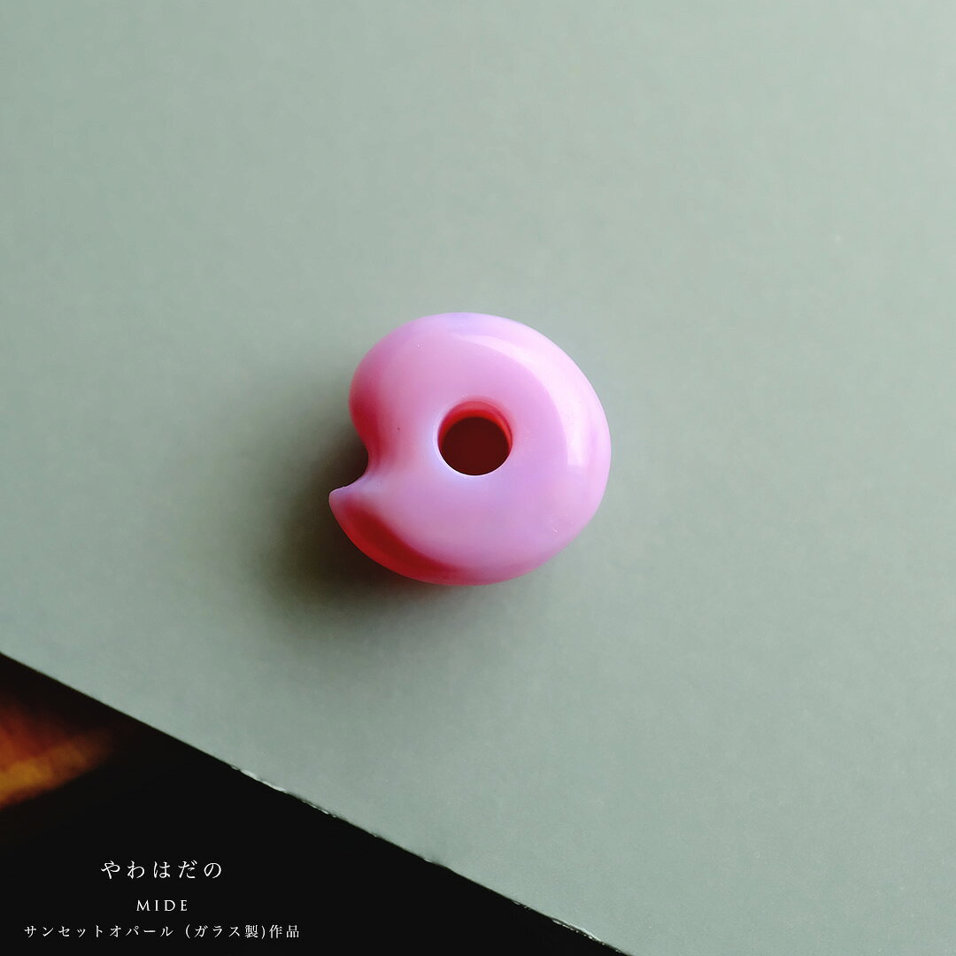 【さざれし工房】 オパールガラス製（サンセットオパール霧島）『やわはだの』(21.7mm) 勾玉 日本製 手作り 一点物 お守り まがたま ギフト プレゼント 贈答品 縁起物 【送料無料】