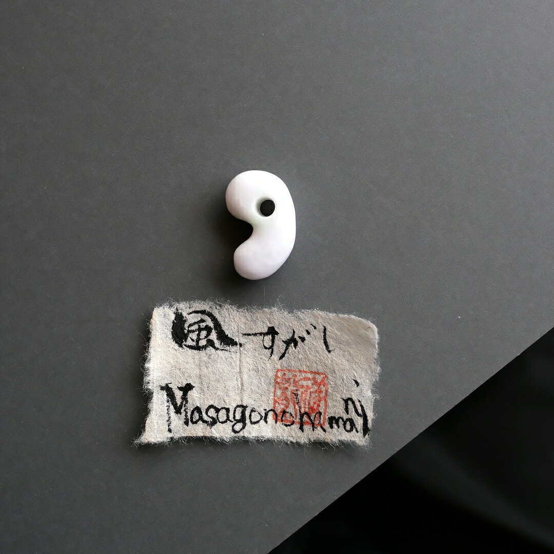 【さざれし工房】 翡翠 (ヒスイ) 勾玉『風すがし』(24.1mm/ホワイト翡翠) 日本製 手作り 希少 糸魚川小滝産天然ひすい 一点物 無着色 ジェダイト 硬玉 5月誕生石 国石 パワーストーン お守り まがたま ギフト プレゼント 縁起物 【送料無料】