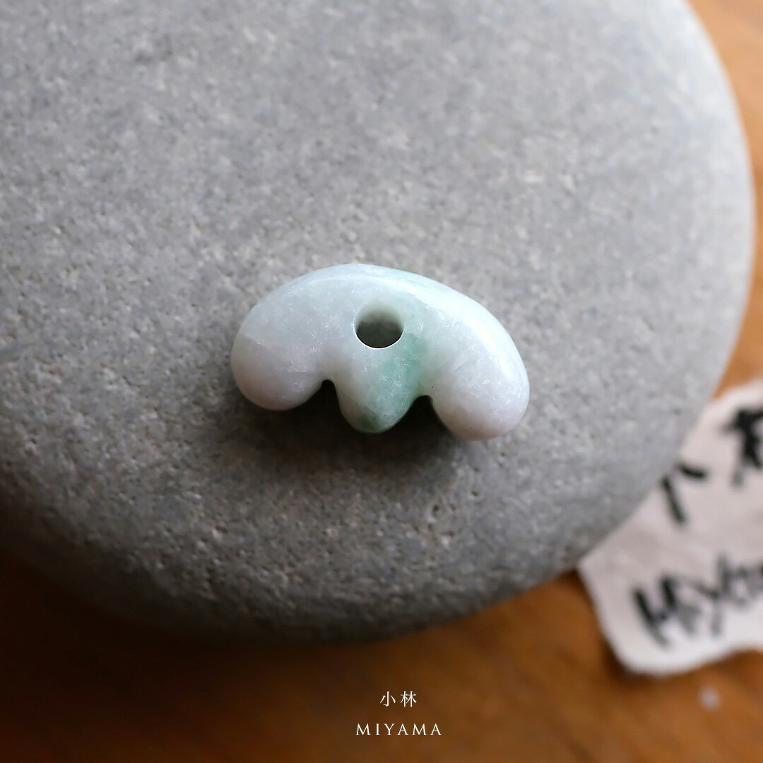 【さざれし工房】 翡翠 (ヒスイ) 勾玉『小林』 (33.2mm / ホワイト＆グリーン翡翠) 日本製 手作り 希少 ミャンマー産天然ひすい 一点物 無着色 ジェダイト 硬玉 5月誕生石 国石 パワーストーン お守り まがたま ギフト プレゼント 縁起物 【送料無料】