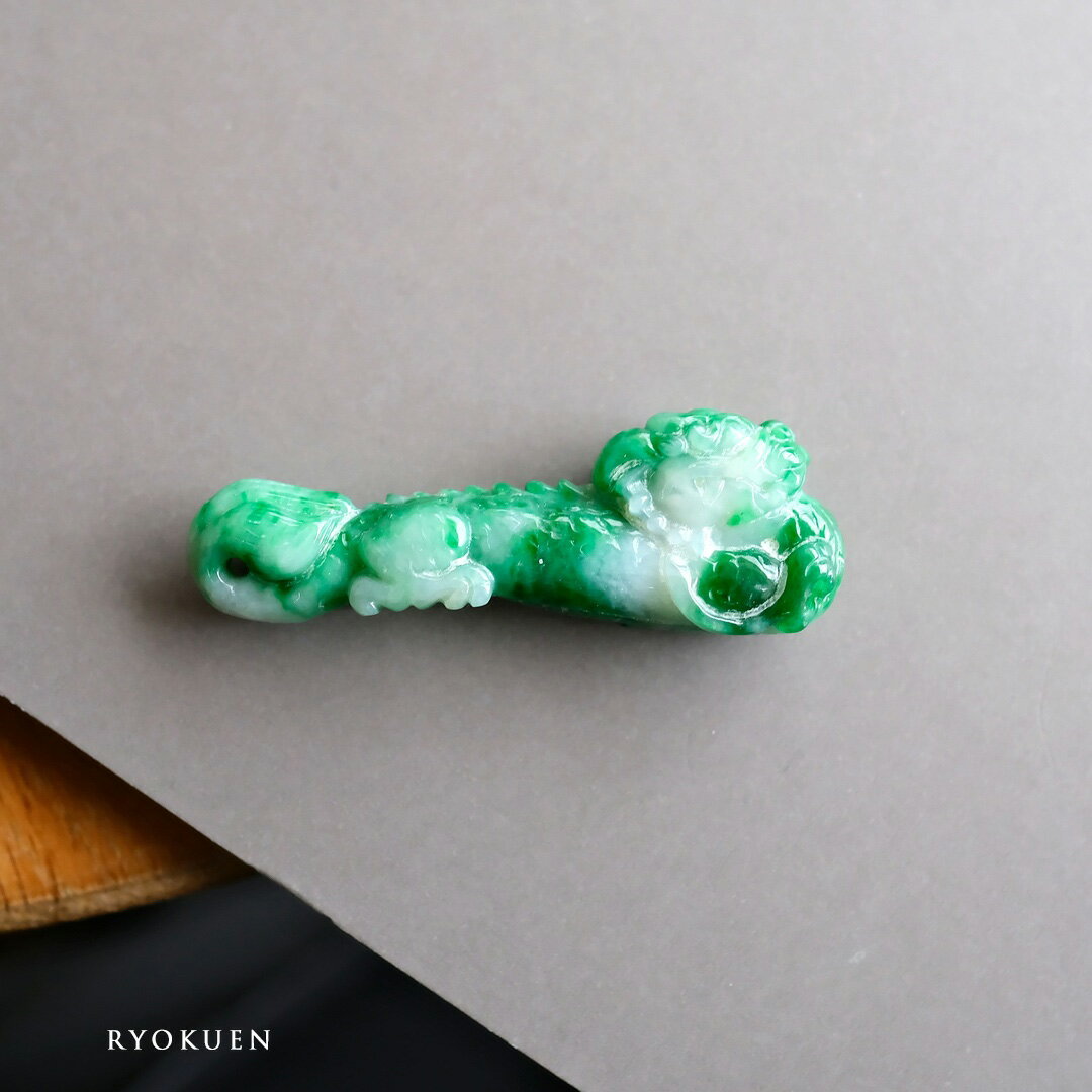 Rakuten - 翡翠(ヒスイ) 彫刻 ペンダントトップ『RYOKUEN』グリーン翡翠 ミャンマー産天然ひすい 龍 【商品番号99335】