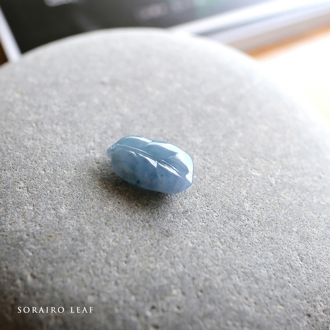 Rakuten - 翡翠(ヒスイ) 彫刻 ペンダントトップ『SORAIRO LEAF』ブルーラベンダー翡翠 ミャンマー産天然ひすい 葉 リーフ 【商品番号99340】
