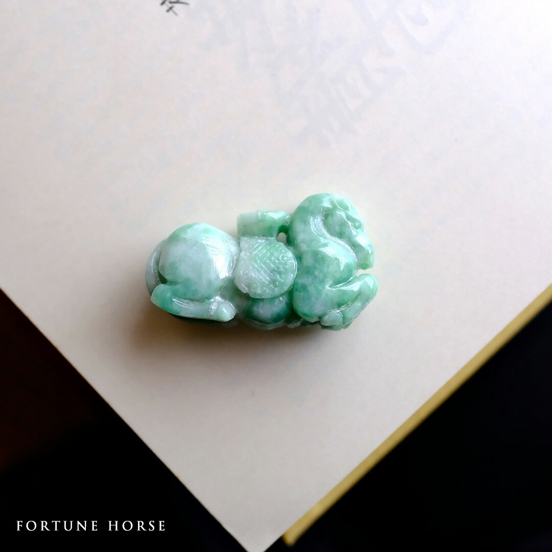 Rakuten - 翡翠(ヒスイ) 彫刻 ペンダントトップ『FORTUNE HORSE』ホワイト＆グリーン翡翠 ミャンマー産天然ひすい 馬 ホース 【商品番号99341】