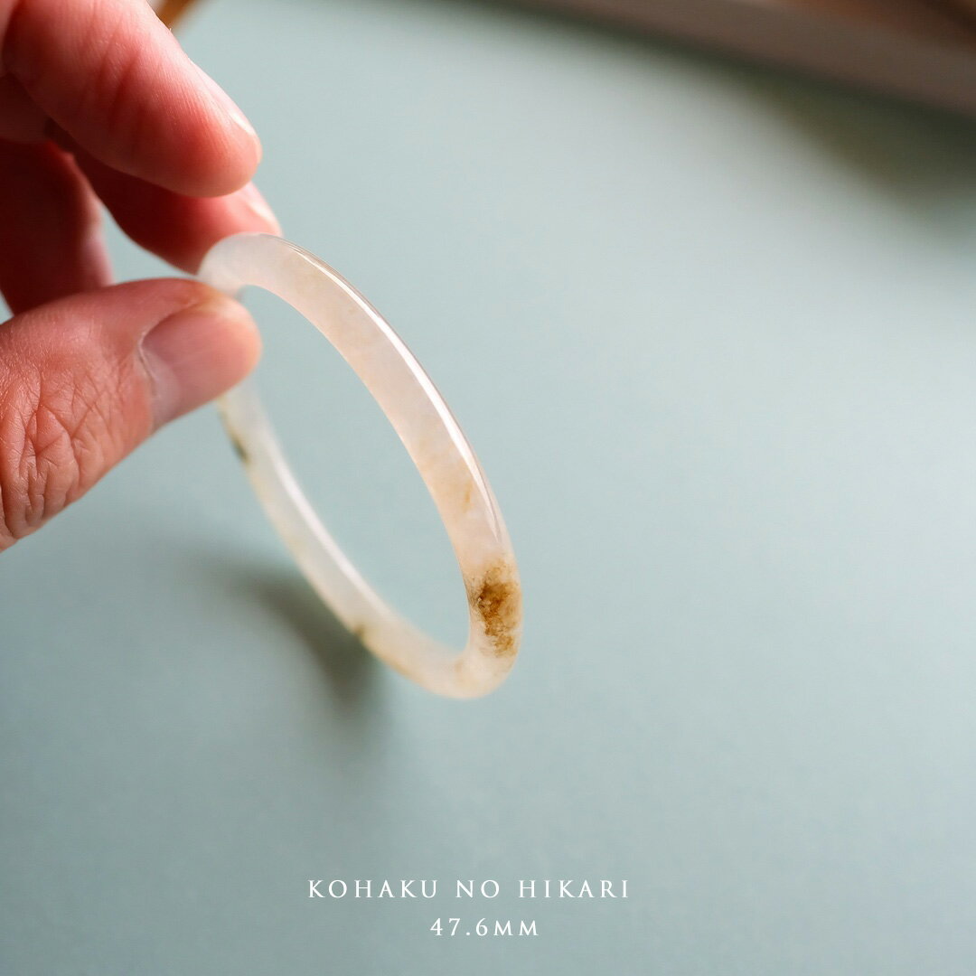 翡翠(ヒスイ) バングル 『KOHAKU NO HIKARI』アイシーホワイト＆オレンジ翡翠 円形 内径47.6mm ミャンマー産天然ひすい 【商品番号99442】