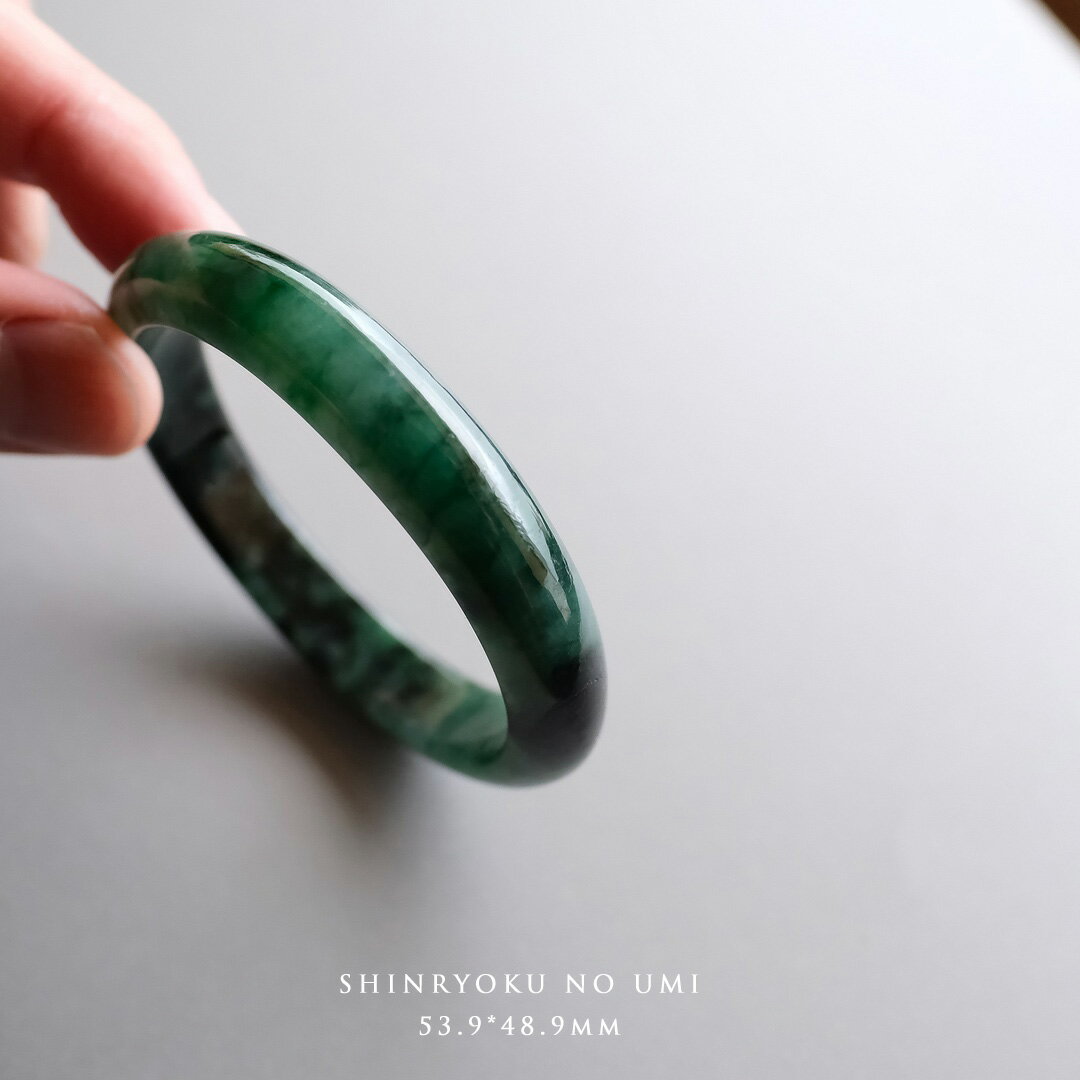 Genuine Stones - 翡翠(ヒスイ) バングル 『SHINRYOKU NO UMI』ディープグリーン翡翠 楕円形 内径53.9*48.9mm ミャンマー産天然ひすい 【商品番号99456】