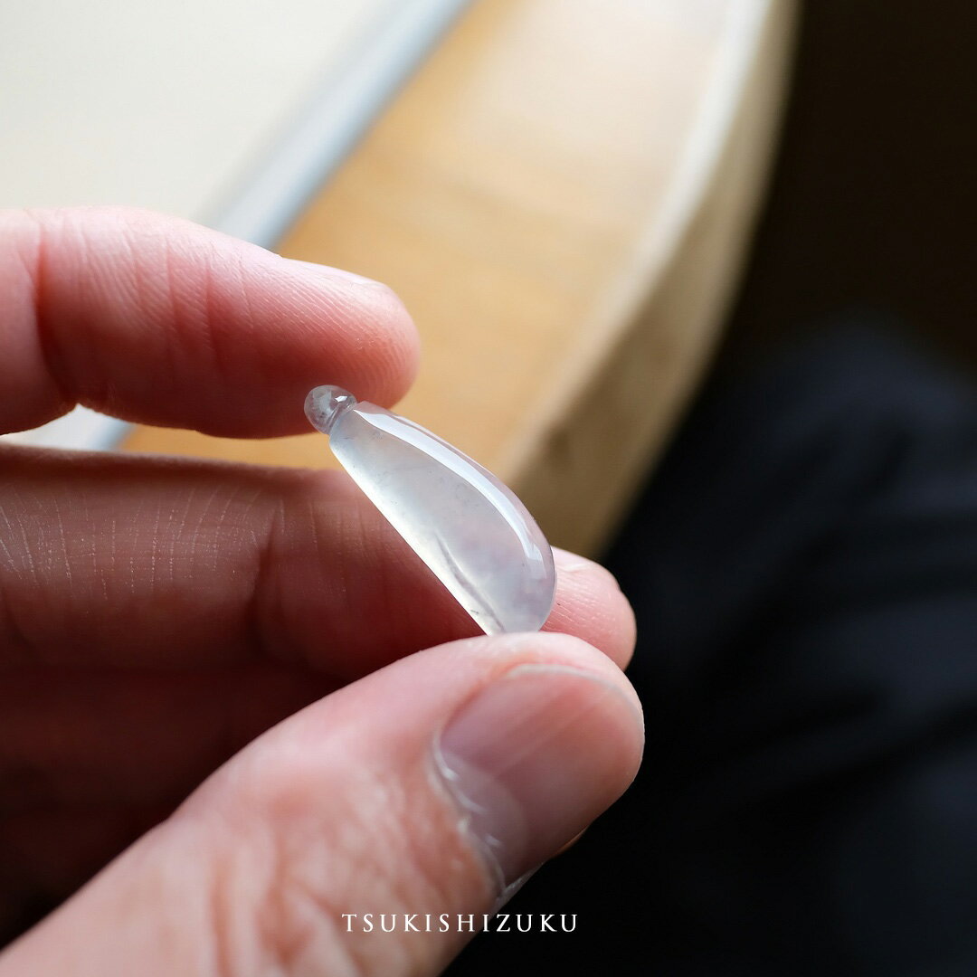 Rakuten - 翡翠(ヒスイ) 彫刻 ペンダントトップ『TSUKISHIZUKU』氷翡翠 ミャンマー産天然ひすい 【商品番号99491】