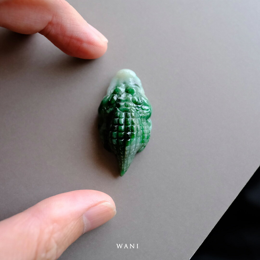 翡翠(ヒスイ) 彫刻 ペンダントトップ 置物『WANI』ホワイト＆グリーン翡翠 ミャンマー産天然ひすい ワニ 【商品番号99701】