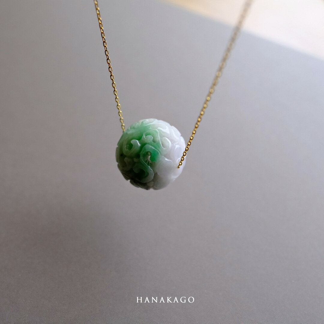 翡翠(ヒスイ) 彫刻丸玉 ペンダントトップ『HANAKAGO』ホワイト＆グリーン翡翠 ミャンマー産天然ひすい 花 植物 【商品番号99707】