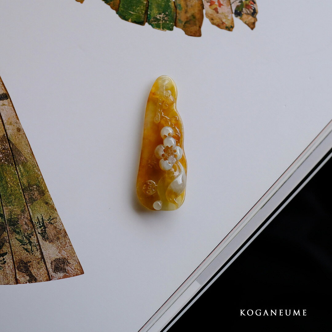 翡翠(ヒスイ) 彫刻 ペンダントトップ『KOGANEUME』アイシーホワイト＆オレンジ翡翠 ミャンマー産天然ひすい 花 【商品番号99728】